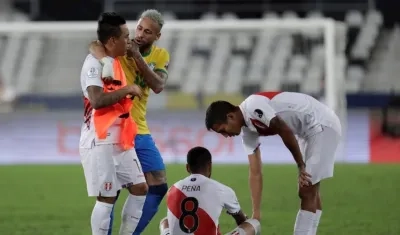 Neymar ofreciendo disculpas por una falta cometida por él y que el árbitro le perdonó.
