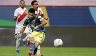 Luis Díaz de Colombia patea para anotar un gol hoy