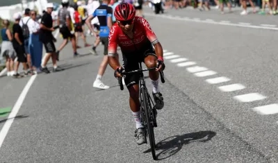 Nairo Quintana, ciclista colombiano, lanza un ataque en la montaña. 
