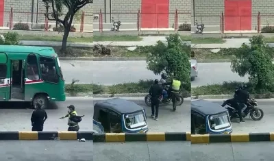 Momentos en que los dos ladrones, uno con uniforme de policía, huían en dos motos. 