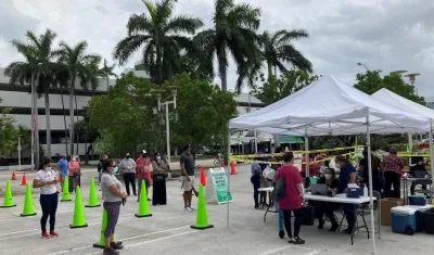 Un grupo de personas fue registrado este martes al acudir a un centro de pruebas de covid-19 a las afueras del Centro de Convenciones de Miami Beach (Florida, EE.UU.). 