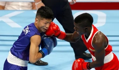 Yuberjen Martínez, boxeador colombiano, conecta una dura mano sobre Ryomei Tanaka.