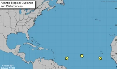 En la foto con cruces amarillas las tormentas que avanzan en el Atlántico.