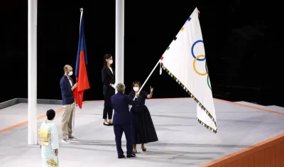 Anne Hidalgo, alcaldesa de París, toma la bandera olímpica de manos de Thomas Bach, presidente del COI. 