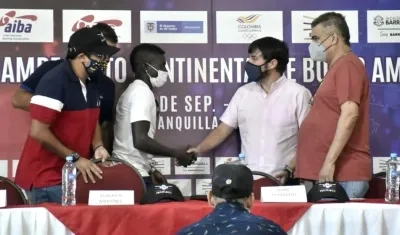Yuberjen Martínez, boxeador colombiano, se saluda con el alcalde Jaime Pumarejo. 