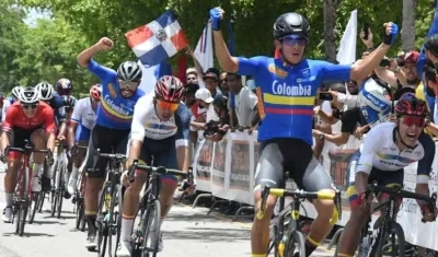 Nelson Soto, ciclista barranquillero, al imponerse campeón panamericano. 