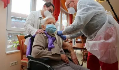 Anciana vacunándose contra el Covid-19.