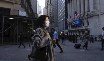 Una mujer camina con mascarilla en Nueva York.