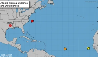 En la foto en los puntos se observa las tormentas en el Atlántico.