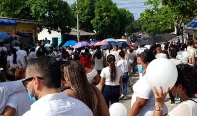Muchas personas asistieron a las honras fúnebres de la pequeña niña en el barrio Las Américas. 