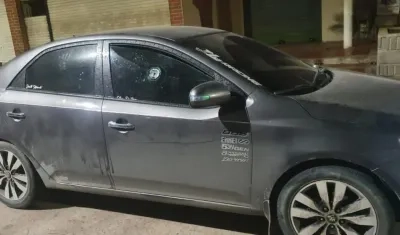 El carro del agente de la Sijin fue impactado en el vidrio lateral en medio de la balacera. 