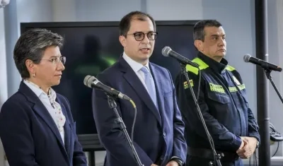 Alcaldesa de Bogotá, Claudia López; el fiscal Francisco Barbosa, y el 