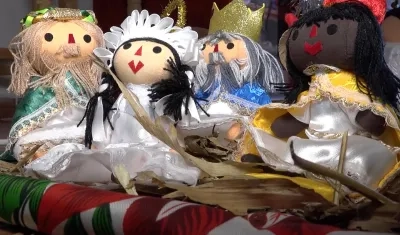 Fotografía de figuras navideñas inspiradas en la muñeca indígena Lelé.