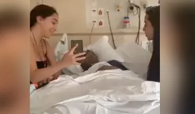 Dos familiares rodean a Pelé mientras sostienen una video llamada desde el hospital Israelita de Sao Paulo.