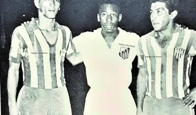Pelé en medio de Hermenegildo Segrera y Antonio Rada.