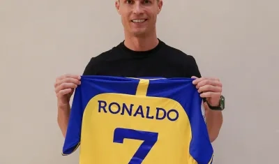 Cristiano Ronaldo posa con la camiseta de su nuevo club.