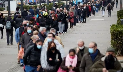 Decenas de personas esperan para vacunarse contra la covid en el centro instalado en el recinto ferial de Barcelona, el 23 de diciembre.