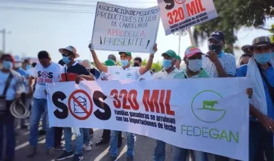 Ganaderos protestaron por la masiva importación de leche en polvo