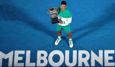 Novak Djkovic, tenista serbio, con el trofeo de campeón.