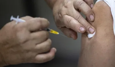 Una persona recibe una dosis de la vacuna contra la Covid-19, hoy, en Santiago (Chile).