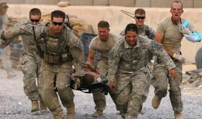 Soldados estadounidenses evacuan a un compañero herido cerca de Kandahar (Afganistán), el 24 de junio de 2010