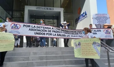 Protesta de familiares de pacientes con discapacidad reclamando la atención de Coomeva.