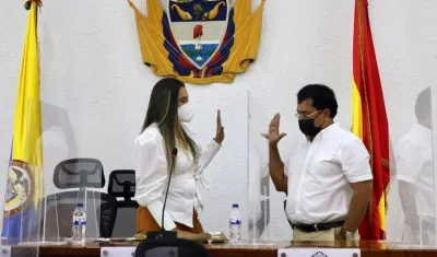 Heidy Barrera toma posesión al presidente de la Comisión Primera Richard Fernández.