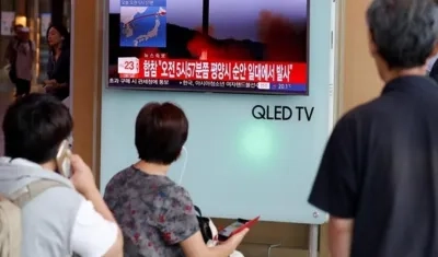 Ciudadanos observan la televisión que informa sobre el misil balístico que sobrevoló Japón.