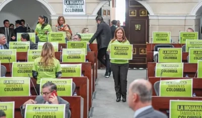 La senadora sucreña Karina Espinosa rodeada de carteles "La Mojana también es Colombia".