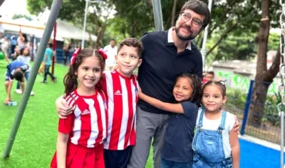 El Alcalde Jaime Pumarejo con niños del sector.