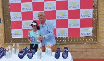 Daniela Franco, campeona, al lado de Juan Abuchaibe, presidente de la Liga de Tenis del Atlántico. 