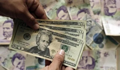 Durante la jornada de este lunes, la divisa alcanzó a cotizarse en 4.999 pesos.