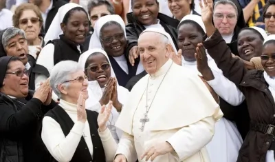 Una imagen del Papa Francisco rodeado de monjas. 