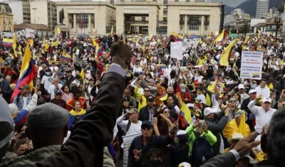 Personas en la protesta contra el Gobierno de Gustavo Petro.