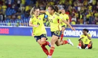 Daniela Montoya y Leicy Santos celebran un gol. 