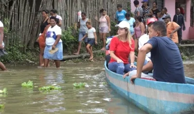 La Gobernadora Elsa Noguera recorriendo las zonas afectadas.