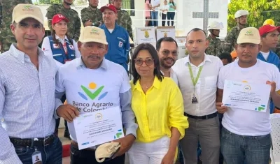 El presidente del Banco Agrario, la alcaldesa de Piojó y campesinos beneficiados.