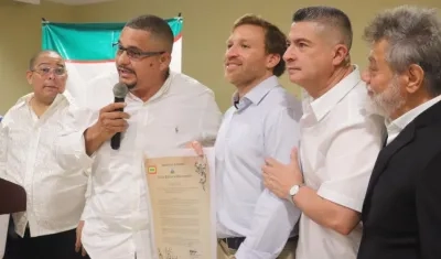 Entrega de medalla Barrancas de San Nicolás a Carlos Acosta Juliao.