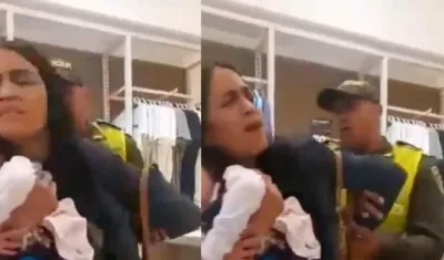 Con su bebé en brazos, Wendy Norelys fue sacada esposada del almacén en Cartagena.
