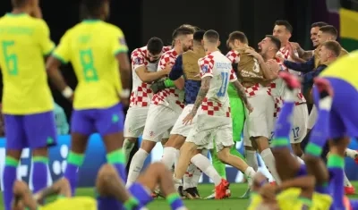 El festejo de los jugadores croatas en contraste con la tristeza de los brasileños. 