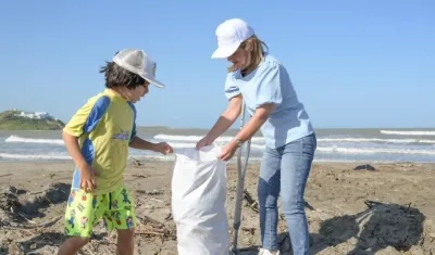 Elsa Noguera limpiando la playa Salinas del Rey.