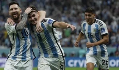 Lionel Messi y Julián Álvarez celebran el segundo gol argentino. 