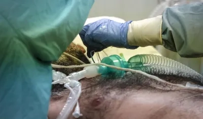 En la imagen de archivo, un paciente es tratado en la Unidad de Cuidados Intensivos del Policlínico di Tor Vergata en Roma, Italia