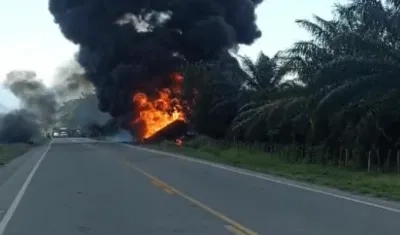 El camión envuelto en llamas en Zona Bananera.