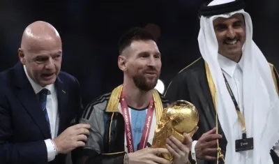 Lionel Messi con el bisht y la Copa Mundial de la Fifa.