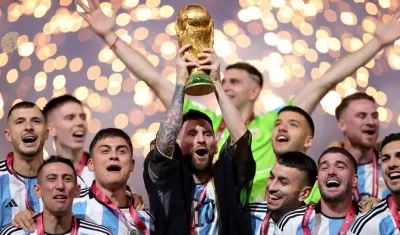 Lionel Messi levanta por primera vez la Copa del Mundo.