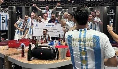 Momentos en que los jugadores de Argentina reciben el cheque simbólico de los 10 millones de dólares. 