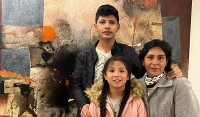 Familia de Pedro Castillo en aeropuerto de Ciudad de México.