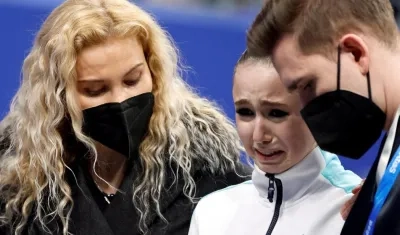 Kamila Valíeva llora desconsoladamente luego de finalizar cuarta de la prueba. 