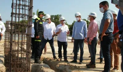 El alcalde Rodolfo Ucrós inspeccionando uno de los parques en construcción. 
